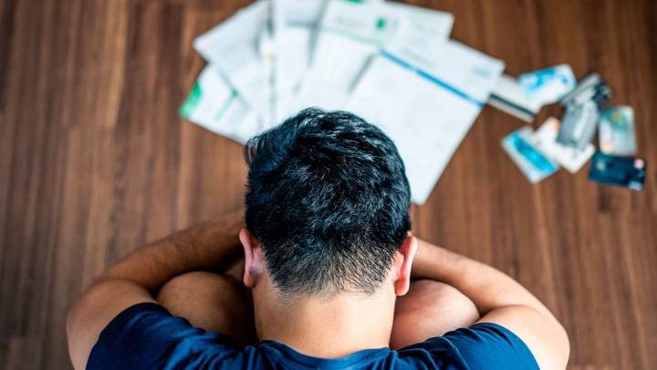 Cada vez más familias se endeudan para mantener gastos fijos y la morosidad alcanzó un récord