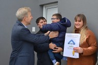 Frigerio entregó viviendas a familias de General Racedo