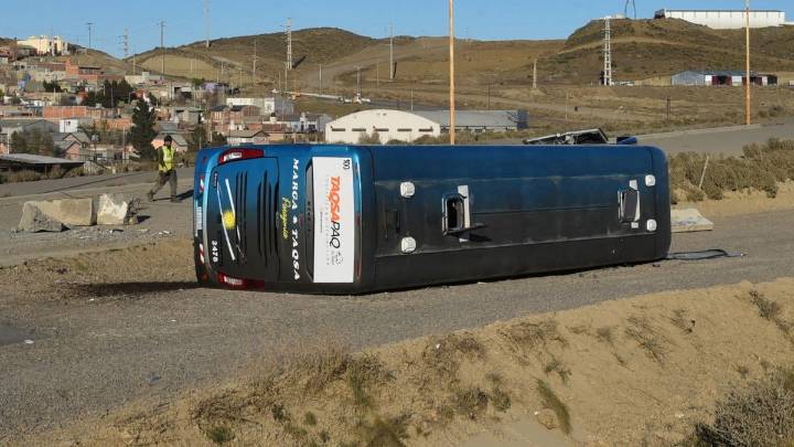 El Hospital Zonal asistió a 39 ocupantes del micro volcado