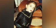 La foto acertijo: ¿Quién es esta cantante y actriz que ya dejaba asomar su personalidad excéntrica en los actos escolares ?