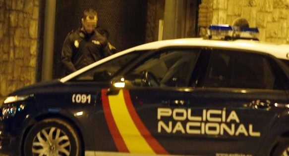 Va borracho por la calle pegando a gente y acaba a golpes con los policías que van a detenerle