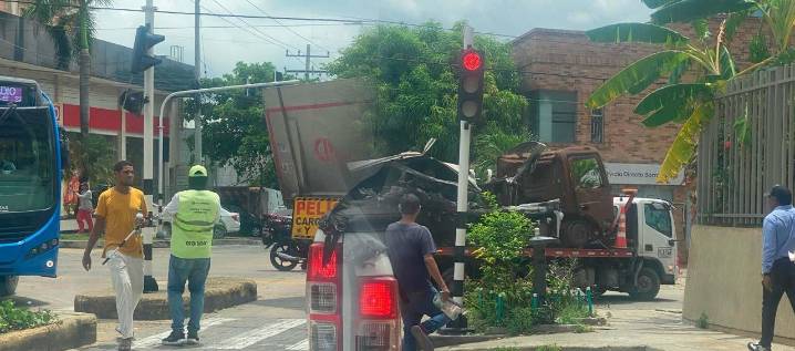 Camión de carga destruyó semáforo en la 82 con 46 y no se detuvo