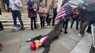 Miles de personas se manifiestan en Londres mientras Carlos III agasaja a Donald Trump en Windsor
