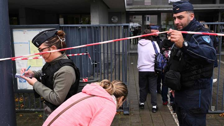 Un menor de 14 años apuñala y hiere a su profesor en un colegio de Francia