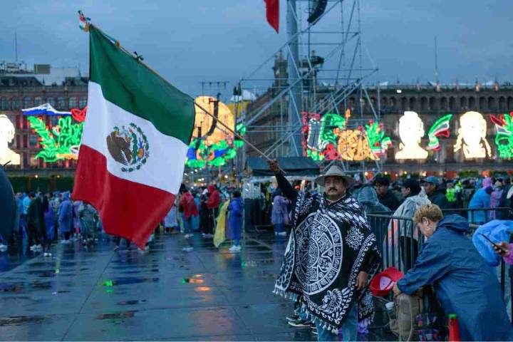 “Es un honor ser mexicano”: decenas de personas arriban al Zócalo para el Grito de Independencia