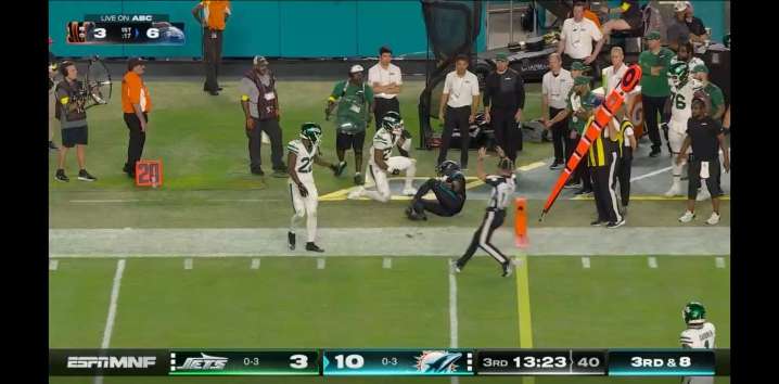 Tyreek Hill suffers gruesome leg injury and carted off field in Dolphins-Jets as ESPN abruptly cut to commercials