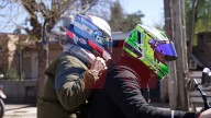 La madre de Franco Colapinto fue a votar en moto y con un casco de su hijo