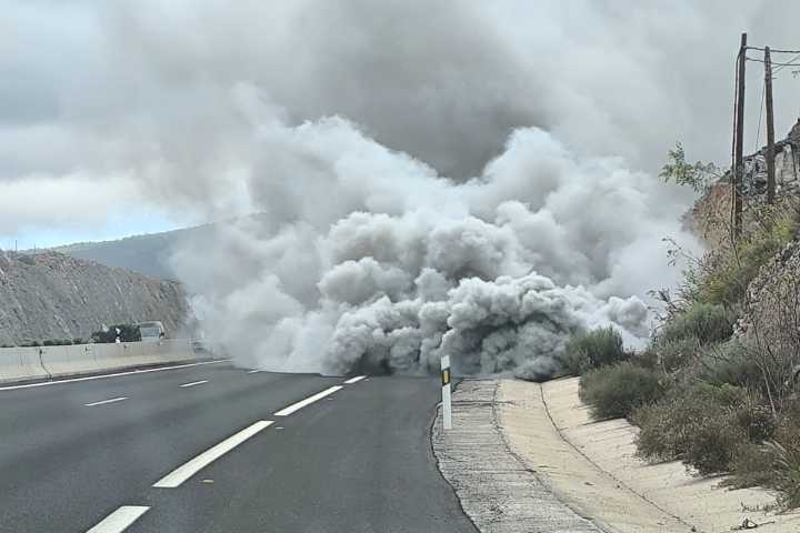 Nube de humo en la TF-1 por el incendio de un camión