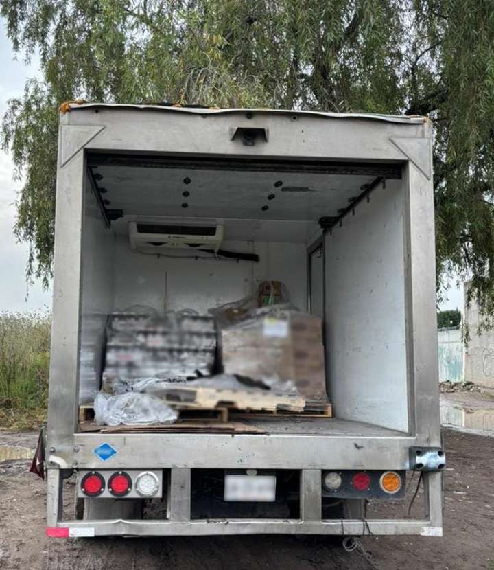 Aseguran unidad abandonada con reporte de robo en Teoloyucan