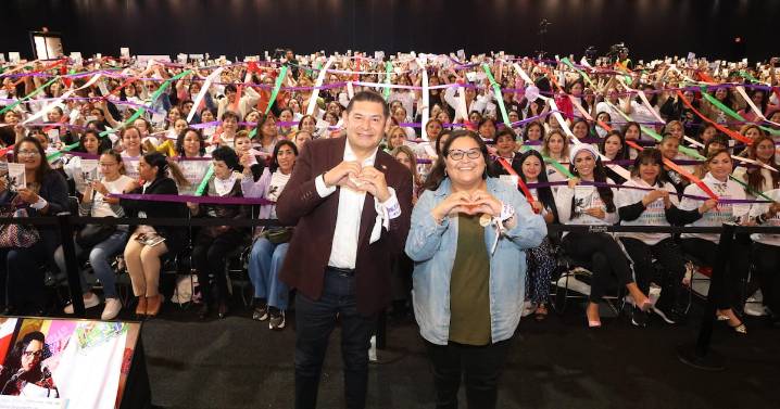 Puebla, primer estado en crear la Red de Mujeres Tejedoras de la Patria