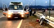 Choque en la circunvalación Oeste: un auto embistió a una moto cerca del ingreso a la ruta 28