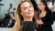 Margot Robbie apuesta por la sensualidad con un vestido de transparencias y pedrería en Londres