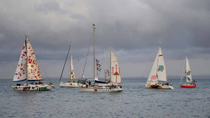 La flotilla hacia Gaza se prepara para ser interceptada por Israel durante la noche del martes