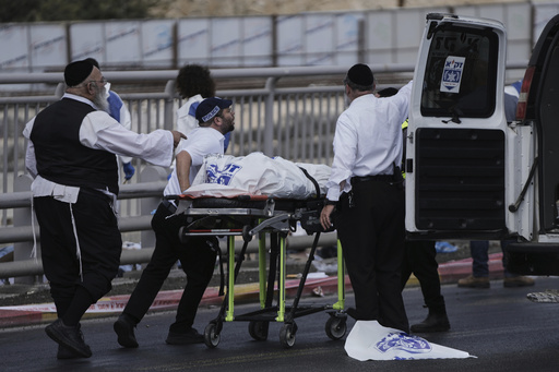 Palestinos armados abren fuego en una parada de autobús de Jerusalén y matan a 6 personas