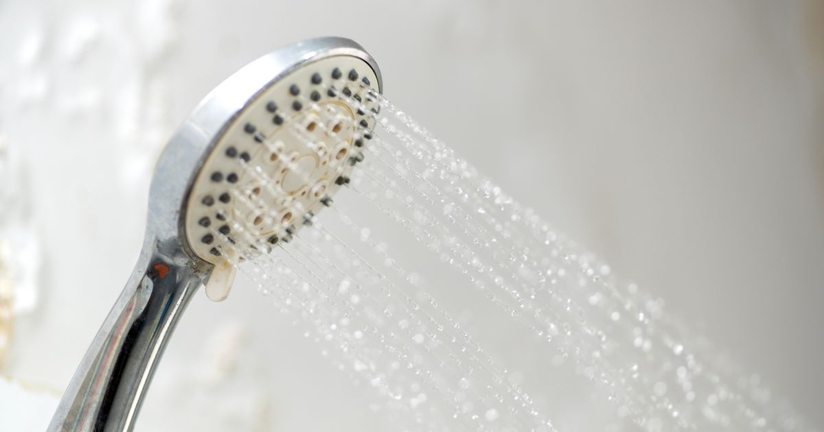 Shower expert issues message to anyone who washes their hair every day