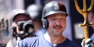 Cal Raleigh hits 53rd home run, Mariners score 18 runs vs. Braves