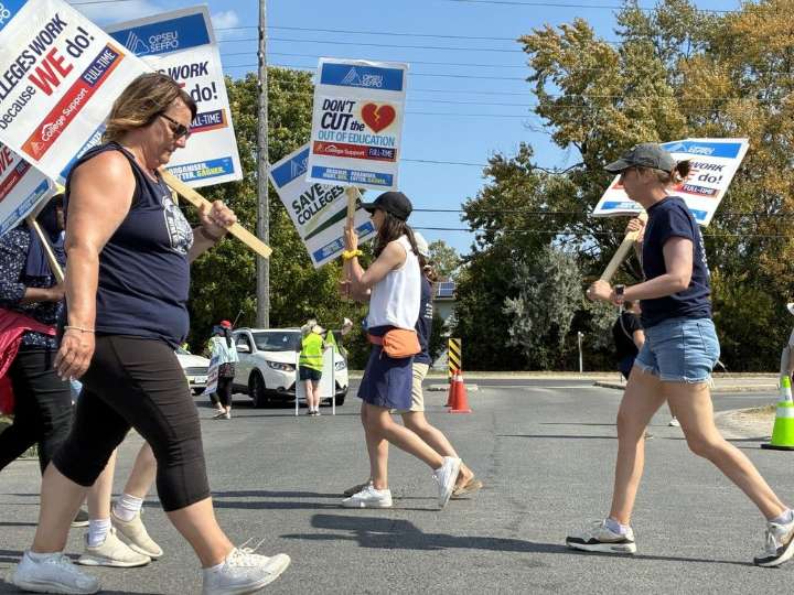St. Lawrence College students join staff picket lines