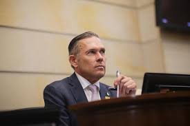 Efraín Cepeda lanza su precandidatura presidencial y promete “derrotar a Petro”
