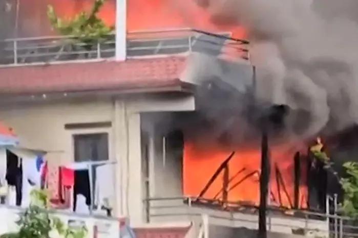 Muere quemada la esposa de un ex primer ministro de Nepal durante un ataque a su vivienda