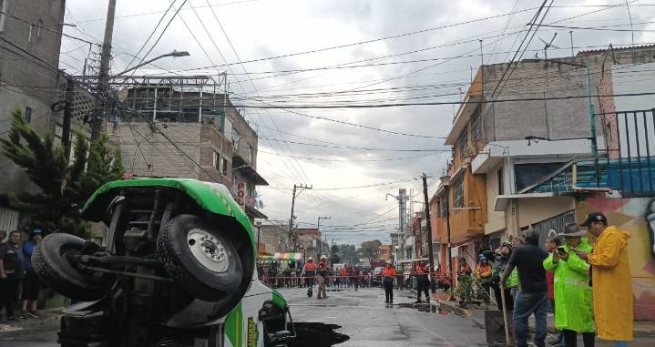 Megasocavón que come a camión, de 6 m de ancho, 12 de largo y 8 de fondo