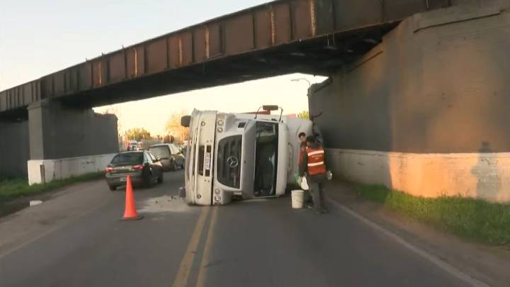 Un camionero volcó en la ruta 33: se restringió el tránsito entre Rosario y Pérez