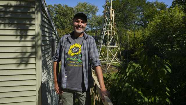 The world's tallest sunflower blooms in an Indiana backyard as a tribute to Ukraine
