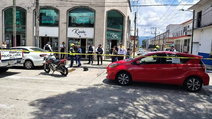 Choca chofer de automóvil contra motociclista y arrolla a pareja de adultos