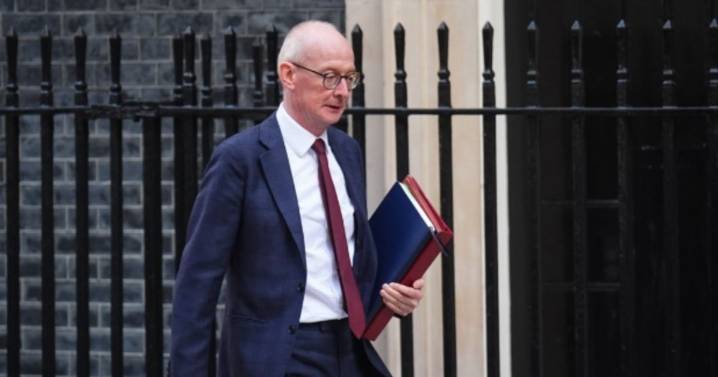 DWP 'not ruling out' ending Universal Credit for people born before certain date