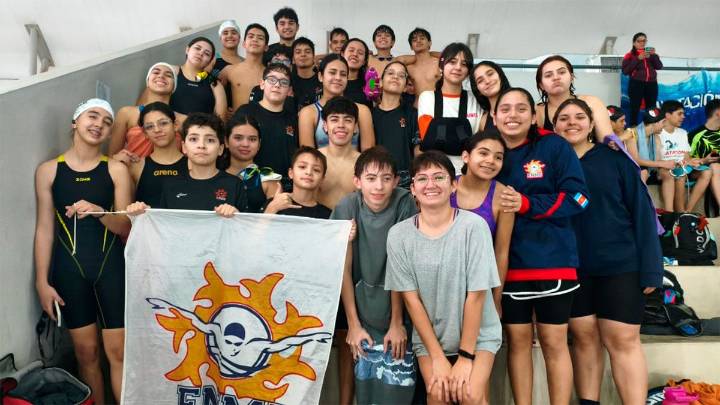 Excelente desempeño del equipo de natación de la Escuela Normal Manuel Belgrano en el Torneo Regional Invierno 2025