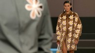 El romanticismo mixto de Fendi en la pasarela de Milán: flores, transparencias y bordados