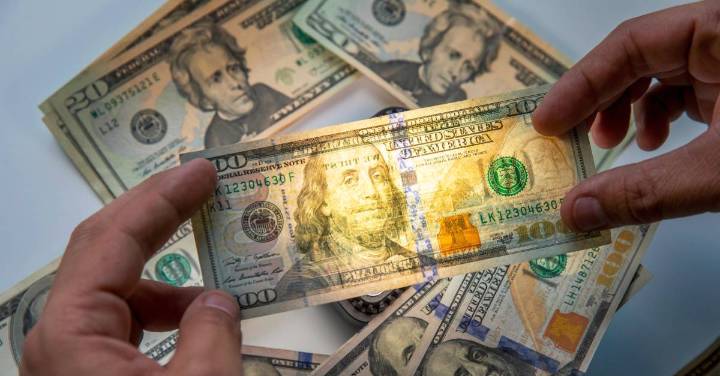 Dólar cierra la semana con fuerte bajada, ¿qué viene para la moneda gringa?