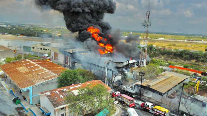 Explosión y voraz incendio afectan a almacén de hidrocarburos en Escobedo