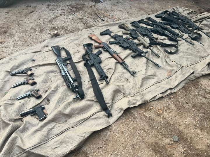 Detiene Ejército a 10 civiles y les aseguran armamento en Culiacán