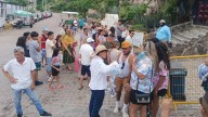 Turistas disfrutan de una mañana nublada en el Faro de Mazatlán