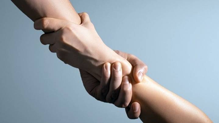 Un grupo de jóvenes aborda la prevención del suicidio y reclama compromiso social