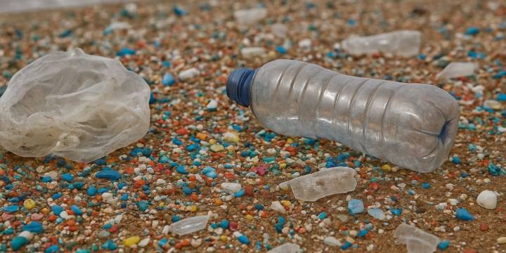 Microplásticos en bebidas de consumo diario: un estudio revela niveles más altos de lo estimado