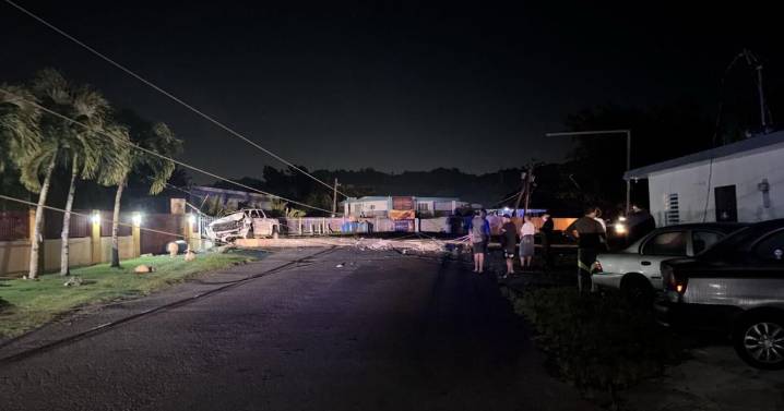 Conductor impacta poste y abandona la escena en Aguas Buenas