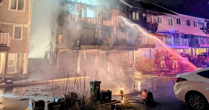 Mésanges Drive: Fire damages 2 townhomes in Ottawa’s south end