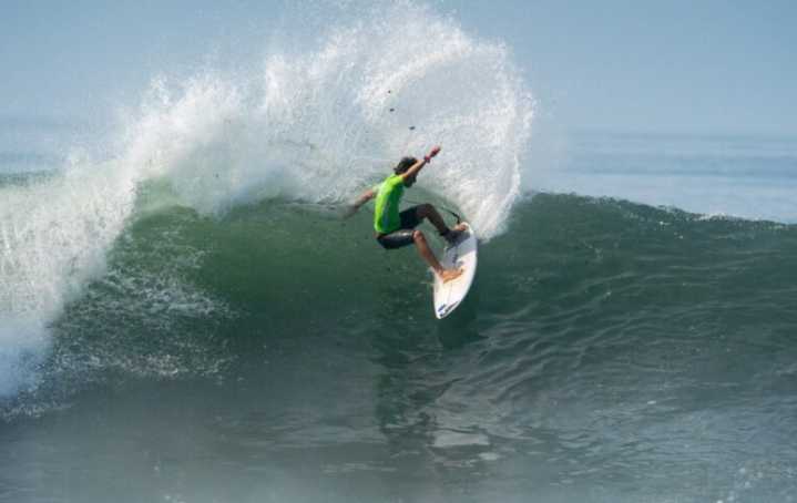 Surfista Romeo Chávez clasificó al Heat 7 del repechaje