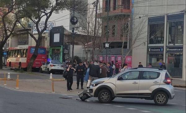 Choque entre un auto y un micro de la línea Oeste en pleno centro de La Plata