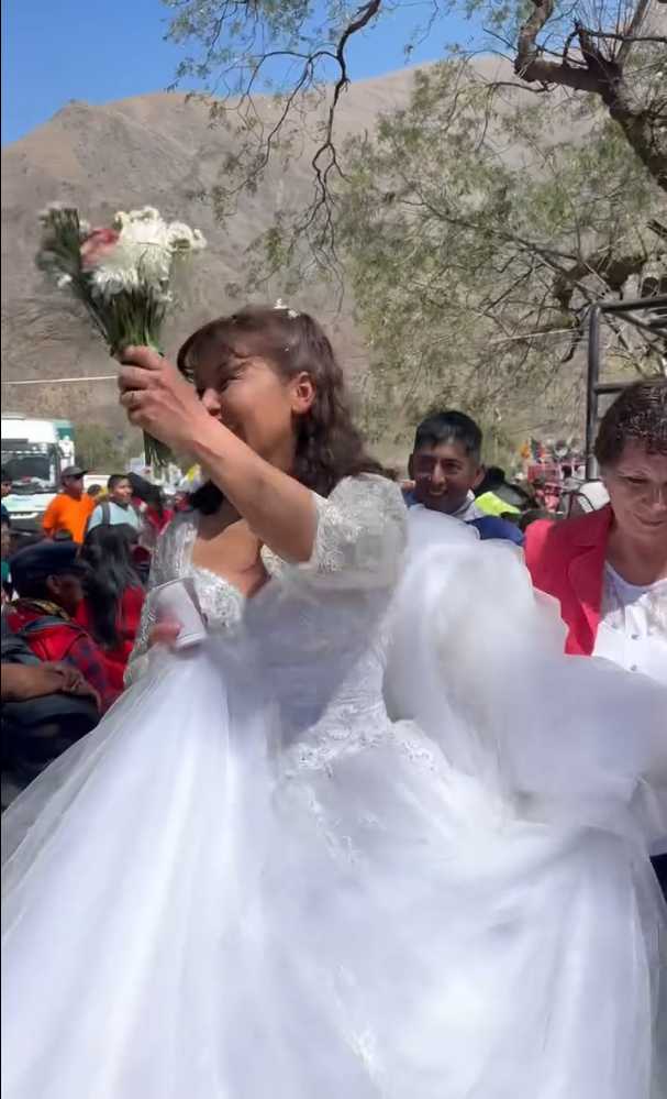 Monseñor Bernacki casó a Andrea y Juan durante la peregrinación puneña