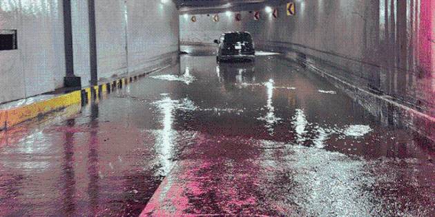 Lluvia deja inundaciones, vehículos varados y un derrumbe en Zapopan