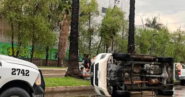 Camioneta se vuelca al circular sobre piso resbaloso por la lluvia