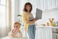 «Doble turno», el gran peso de ser trabajadora y madre en la actualidad