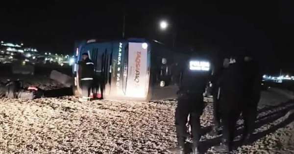 Volcó un colectivo con 30 pasajeros en plena ruta: hay varios heridos