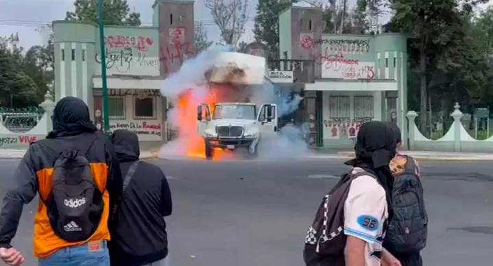 Manifestantes tumban entrada de Campo Militar, incendian camión y lanzan petardos en protesta por Ayotzinapa