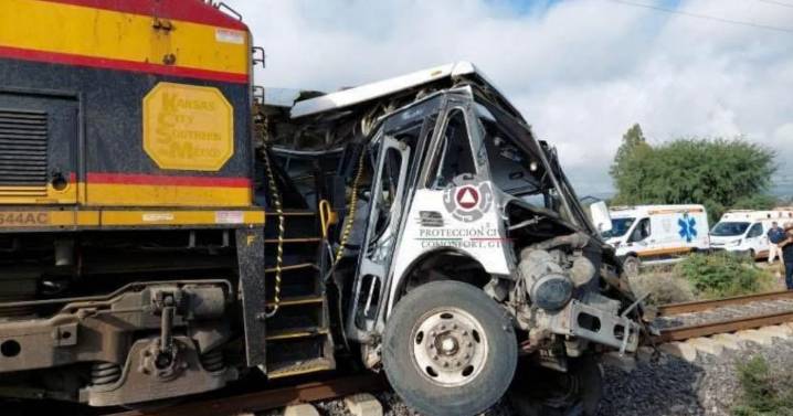 Tragedia en Guanajuato: Tren arrolla autobús que intentó ganarle el paso; hay cinco muertos