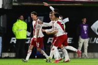 Juega con diez. Los goles de River ante Estudiantes: el cabezazo de Galoppo y el zurdazo de Nacho Fernández