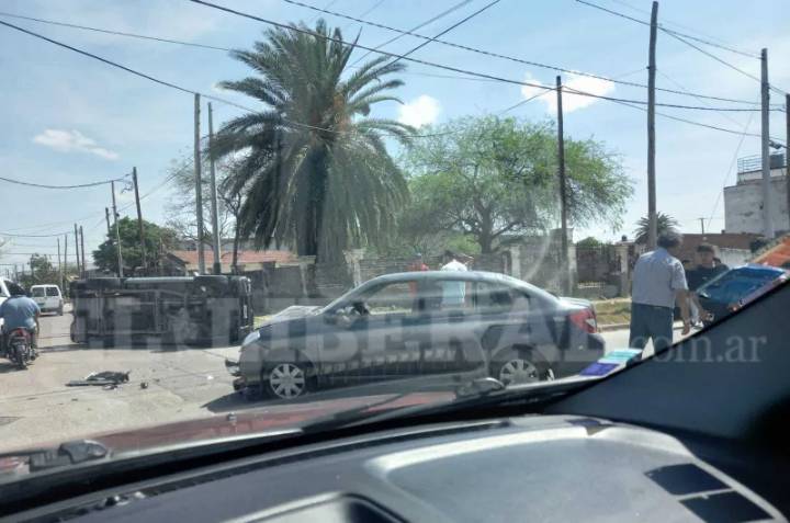 Violento choque y vuelco en zona oeste: una camioneta terminó de costado sobre el asfalto