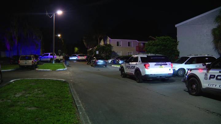 6 shot at Tampa apartment complex, police searching for suspect